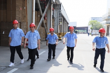 送清涼、致敬意！公司董事長(zhǎng)朱在龍帶隊(duì)慰問一線勞動(dòng)者